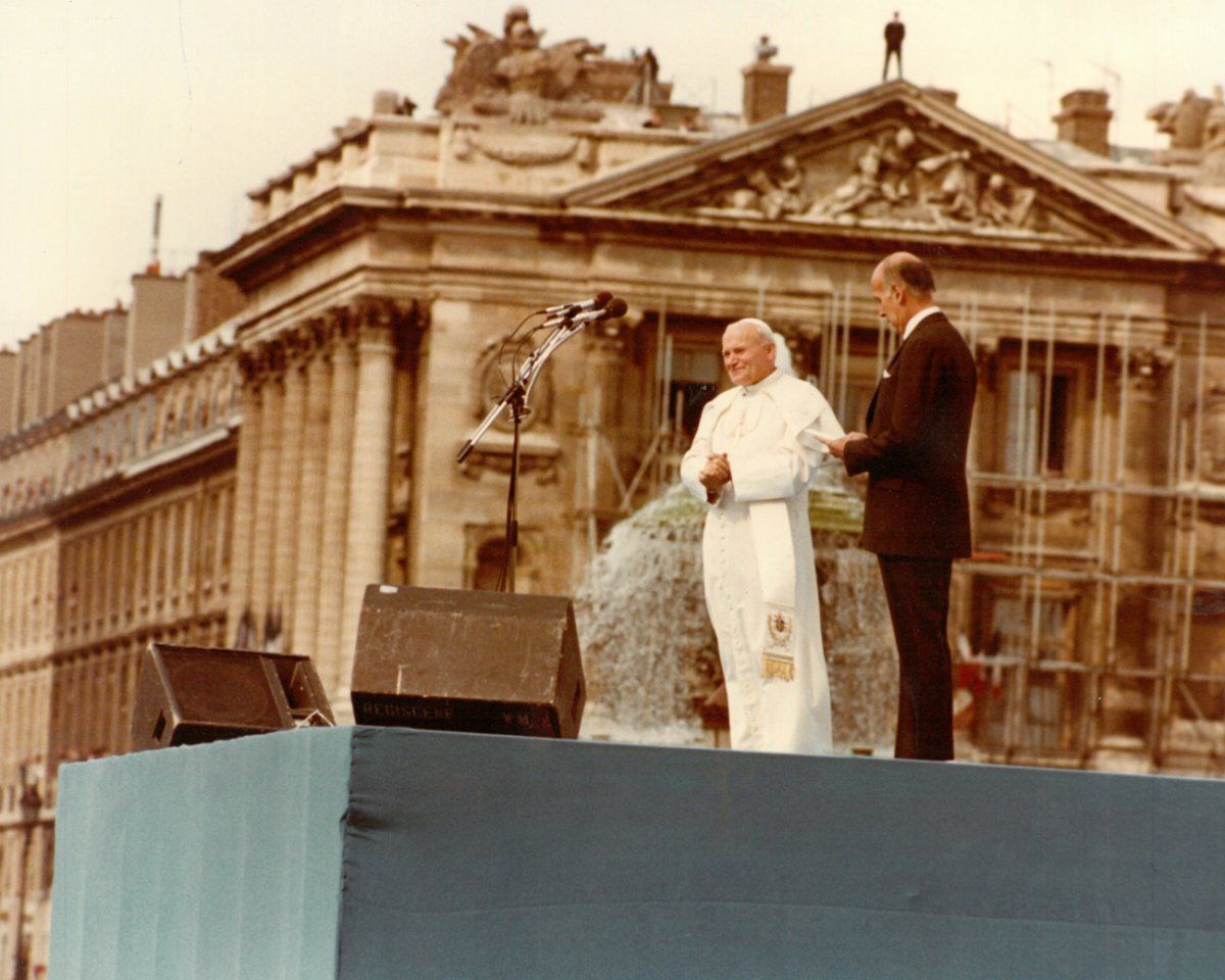 RégiScène sonorise l'allocution du président Valéry Giscard d’Estaing et discours du pape Jean-Paul II en France en 1980