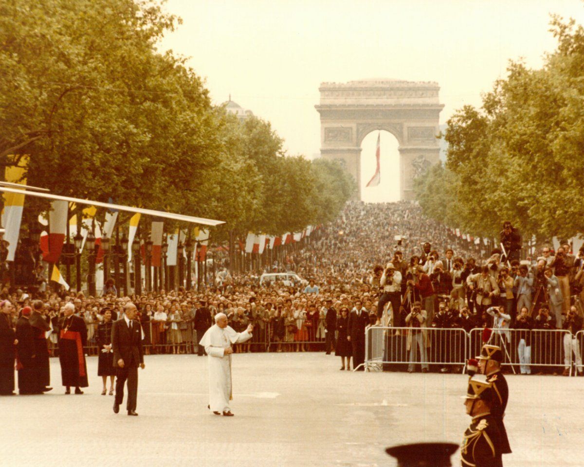 RégiScène sonorise l'allocution du président Valéry Giscard d’Estaing et discours du pape Jean-Paul II en France en 1980